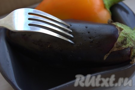 Болгарский перец вымыть. Баклажан вымыть, а затем наколоть его вилкой в разных местах. Болгарский перец и баклажан поместить в жаропрочную форму (или на противень) и отправить запекаться в разогретую до&nbsp;200 градусов духовку на 20-25 минут. Овощи должны стать достаточно мягкими (они должны легко прокалываться вилкой).