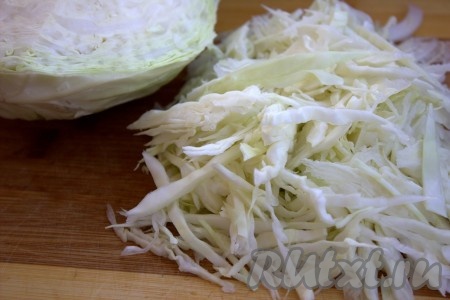 Тем временем капусту очистить от грязных листьев, помыть и тонко нашинковать.
