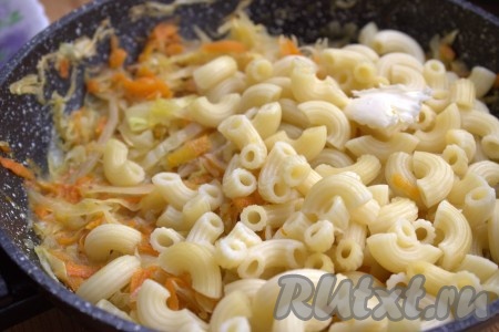 Уже готовые отварные макароны добавить в сковороду к обжаренной капусте и морковке, хорошо перемешать. При необходимости, ещё раз приправить по вкусу (я добавила измельчённый укроп), добавить сливочное масло. Накрыть сковороду крышкой и тушить макароны с капустой и морковью ещё минуты 3-4 на среднем огне. Затем отключить огонь и дать настояться под крышкой минут 10.
