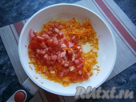 Обжарить овощи до мягкости на среднем огне, помешивая время от времени, затем добавить нарезанные мелко (или натёртые на тёрке) помидоры.
