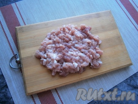 Свинину нарезать маленькими кусочками (порубить ножом).
