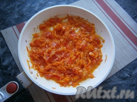 Перемешать овощи на сковороде, довести до кипения и протушить секунд 30 на небольшом огне. Огонь выключить, зажарку остудить.
