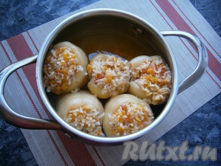 Довести до кипения, накрыть кастрюлю крышкой и тушить фаршированные перцы на медленном огне около 1,5 часа.
