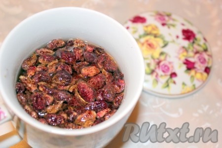 Залить ягоды одним стаканом кипятка, т.е. заварить, как чай.