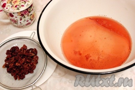 Затем процедить, ягоды отложить, а в ягодную воду добавить растительное масло и сахар, размешать. Если Вы готовите не с сушеными ягодами, а со свежими или предварительно размороженными ягодами, то первые два этапа можно пропустить. В этом случае достаточно в стакан воды добавить растительное масло, сахар и перемешать.
