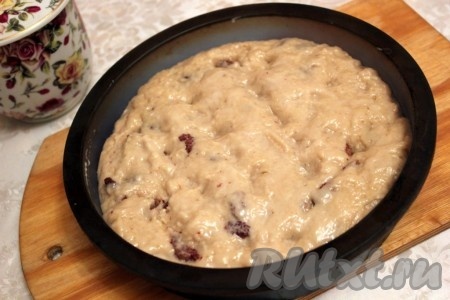 Переложить тесто в форму и поставить постный пирог с ягодами в разогретую до 180 градусов духовку на 45 минут-1 час. Время зависит от высоты формы.
