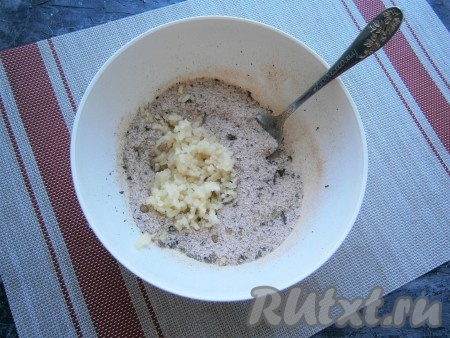 Перемешать, добавить пропущенный через пресс чеснок и тщательно перетереть ложкой получившуюся смесь.
