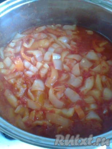 Кастрюлю с перцами в томате снимаем с огня.&nbsp;
