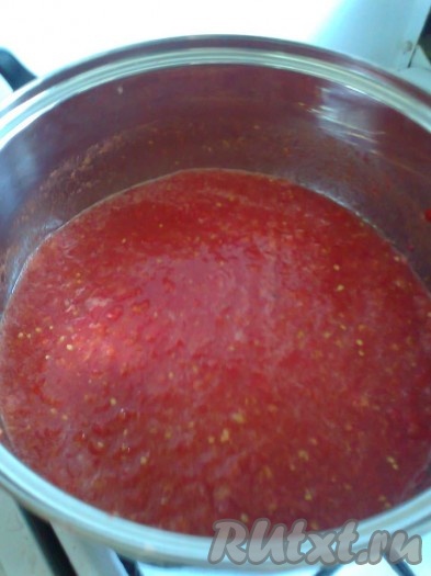 Помидоры с помощью блендера (или мясорубки) измельчаем до кашеобразного состояния и выкладываем в кастрюлю (посуду нужно брать из неокисляющегося материала), ставим на огонь.
