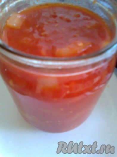 Банки нужно подготовить заранее: промыть баночки с содой, а затем простерилизовать их или в микроволновке, или на водяной бане, или в духовке. Крышки тоже нужно заранее прокипятить в течение минут 5 в воде.

Раскладываем горячее лечо "Анкл Бенс", приготовленное из болгарского перца без добавления уксуса на зиму, по банкам,