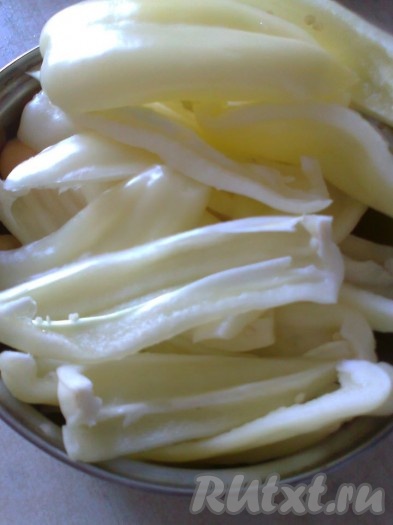 Затем добавляем сахар, соль, перец душистый молотый (по желанию), вливаем растительное масло. После закипания томатного пюре, убавляем огонь до среднего и тушим минут 20, периодически перемешивая ложкой, чтобы томат не прилип ко дну.

Моем болгарский перец и вырезаем из него плодоножку с семенной коробкой.