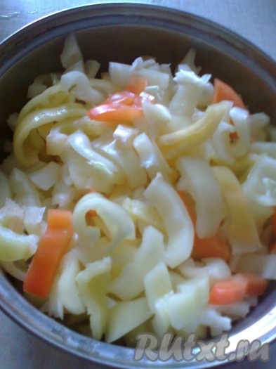 Очищенный болгарский перец нарезаем соломкой (или кубиками).
