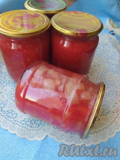 закатываем их сразу крышками и оставляем до полного остывания, перевернув вверх дном и укутав тёплым пледом.
