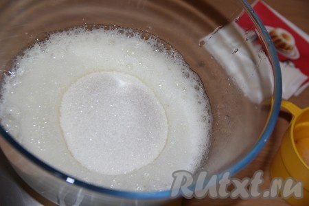 Всыпать сахар и ванилин.
