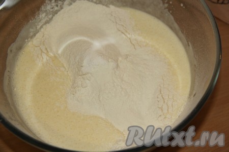 Всыпать в яичную массу просеянную муку и разрыхлитель.

