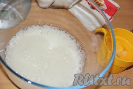 Добавить к белкам соль и взбить миксером до пышной пены.
