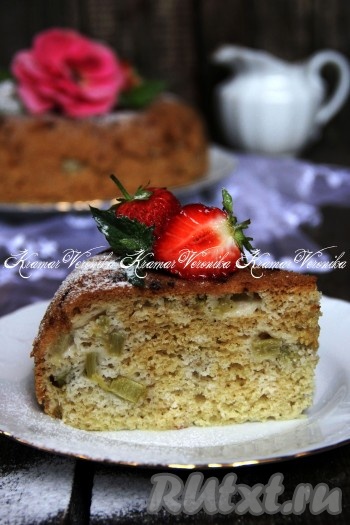 Посмотрите, каким пышным пирог получился в разрезе. Испеките в мультиварке бисквитный пирог с ревенем и насладитесь его нежным вкусом!
