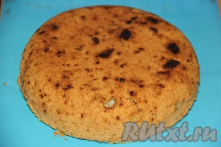 Поставить чашу с тестом в мультиварку и закрыть крышку. Выставить режим "Выпечка" на 80 минут. По истечении времени открыть крышку и проверить пирог сухой шпажкой (если пирог готов, шпажка после прокалывания пирога останется по-прежнему сухой). Готовый пирог перевернуть на решётку (или доску) и остудить.
