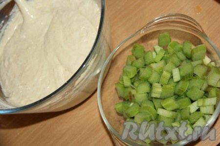 Стебли ревеня вымыть, затем снять тонкий слой по всей длине каждого стебля. Нарезать очищенные стебли ревеня на кусочки.
