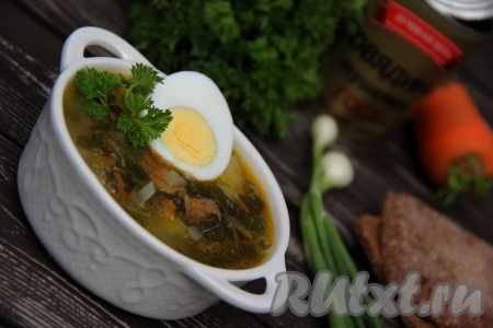 Суп из щавеля с тушёнкой подать с долькой варёного яйца. Это наваристое, вкусное, сытное блюдо несомненно понравится многим!
