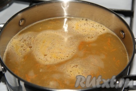 Затем влить 2 литра горячей воды и довести до кипения.
