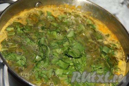 Как только картофель будет готов, добавить щавель в кастрюлю.
