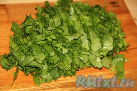Нарезать щавель на полоски.
