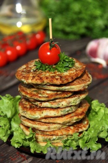 Подать к столу сытные, аппетитные оладьи из кабачка и гречки можно как в горячем, так и в остывшем виде - в любом случае будет вкусно!