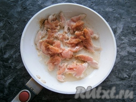 Куриное филе нарезать брусочками, поместить в разогретую с растительным маслом сковороду, посыпать специями.
