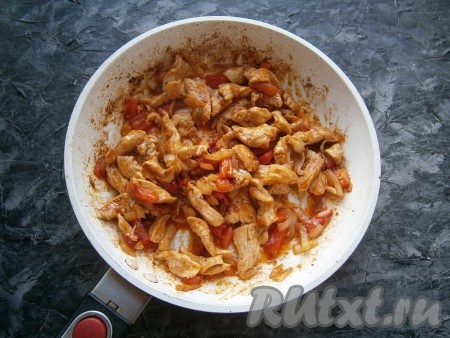 Все перемешать, влить немного воды и протушить курицу на небольшом огне минут 5.
