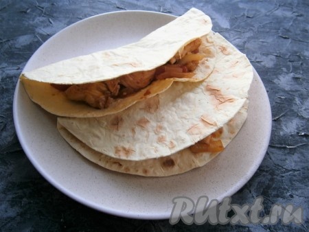 Каждую лепёшку развернуть и выложить внутрь часть начинки из курицы и овощей. Разложить начинку по всем лепёшкам.
