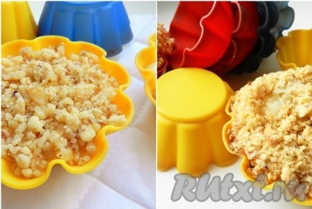 Готовое тесто разложить по формочкам для маффинов, сверху посыпать ореховой посыпкой.