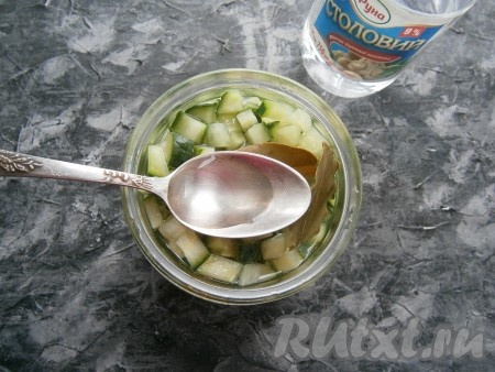 Слить из банок воду второй раз, добавить в каждую баночку по 2,5 чайных ложки уксуса и сразу заполнить банки кипящим маринадом до самого верха.
