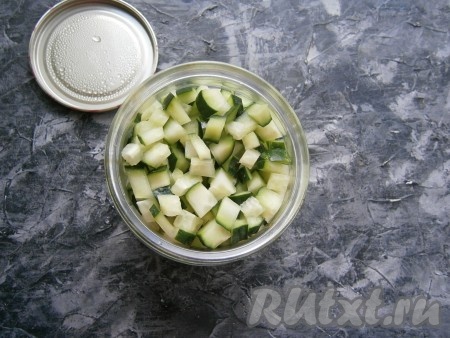 Наполнить банки кубиками огурцов поплотнее.
