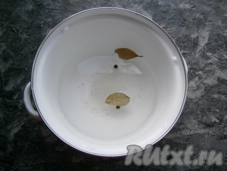 Приготовить маринад для заливки, для этого 0,5 литра воды довести до кипения, добавить душистый перец, соль, лавровый лист и сахар. Дать маринаду прокипеть 2-3 минуты.
