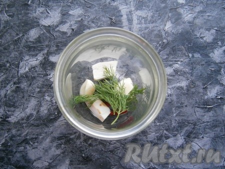 Добавить по 2 веточки зелени укропа.
