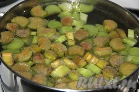 Всыпать ревень в кастрюлю, дать закипеть.
