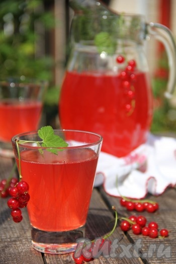 Перед подачей вкусный, яркий компот из ревеня и красной смородины процедить и подать к столу. Отличный напиток для жарких дней, попробуйте!