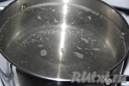 Поставить кастрюлю с водой и сахаром на огонь, довести до кипения и дать провариться пару минут на небольшом огне, чтобы сахар полностью растворился.
