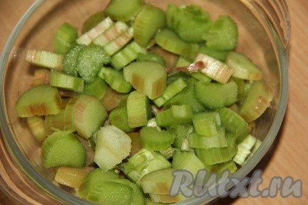 Стебли ревеня вымыть, а затем снять плёнку по всей длине каждого стебелька. Нарезать очищенный ревень на кусочки.
