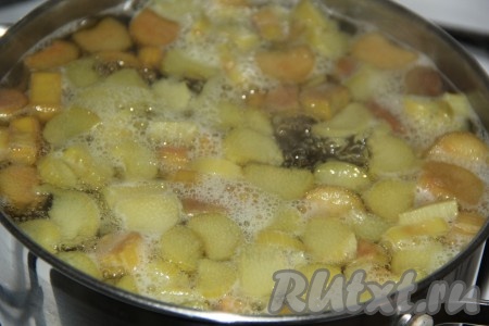 Варить компот с ревенем 3-4 минуты с момента закипания.
