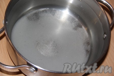 В кастрюлю влить 2,5 литра воды, всыпать 100 грамм сахара.
