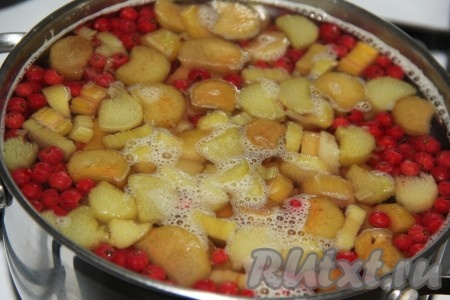 Всыпать красную смородину в кастрюлю с ревенем, довести компот до кипения и проварить пару минут на умеренном огне.
