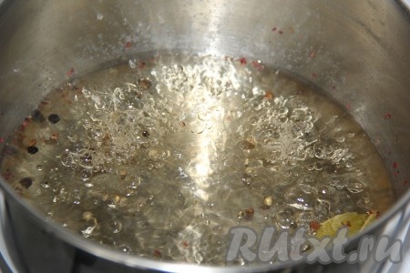 Поставить кастрюлю с водой со специями и сахаром на огонь и довести до кипения.
