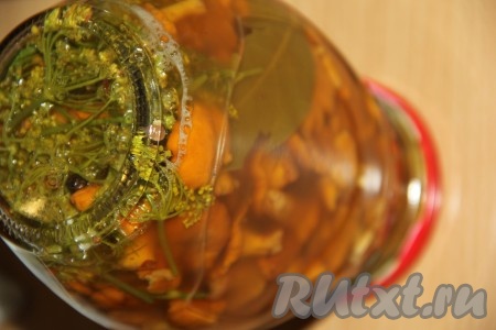 Закрутить банку с личиками крышкой, перевернуть вверх дном, хорошо укутать в одеяло, а затем оставить до полного остывания.
