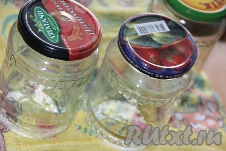 Баночки предварительно простерилизовать любым способом (я стерилизовала в посудомойке), крышки прокипятить в течение минут 5 с начала закипания воды.
