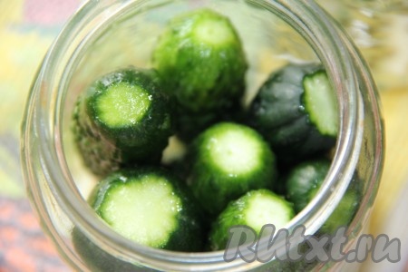 Выложить огурчики в каждую банку.
