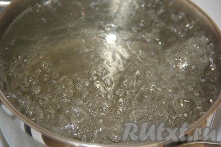 Кастрюлю поставить на огонь, дать рассолу закипеть и проварить его 2-3 минуты, чтобы растворились полностью и соль, и сахар.
