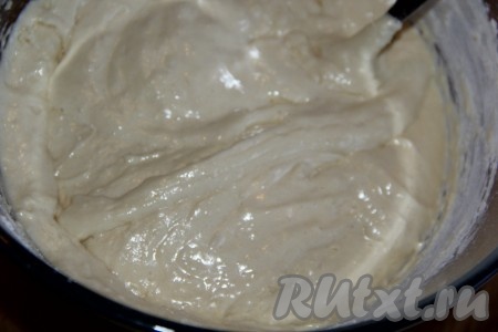 Тесто для шарлотки должно получиться воздушным, напоминающим в меру густую сметану. Как только добились нужной густоты теста, значит больше муку не добавляйте.