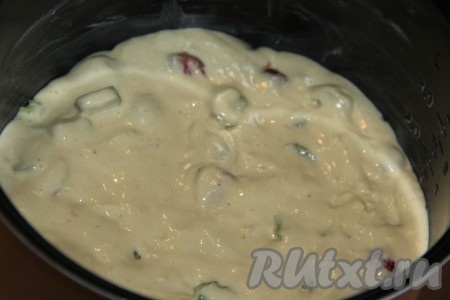 Форму для выпечки (я взяла форму диаметром 22 сантиметра) смазать сливочным (или растительным) маслом, выложить тесто, равномерно распределить и поставить в разогретую до 180 градусов духовку. Выпекать шарлотку с клубникой и ревенем минут 40-45.